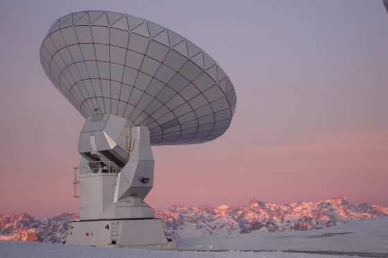 Antenne en observation - Massif des Écrins en arrière-plan